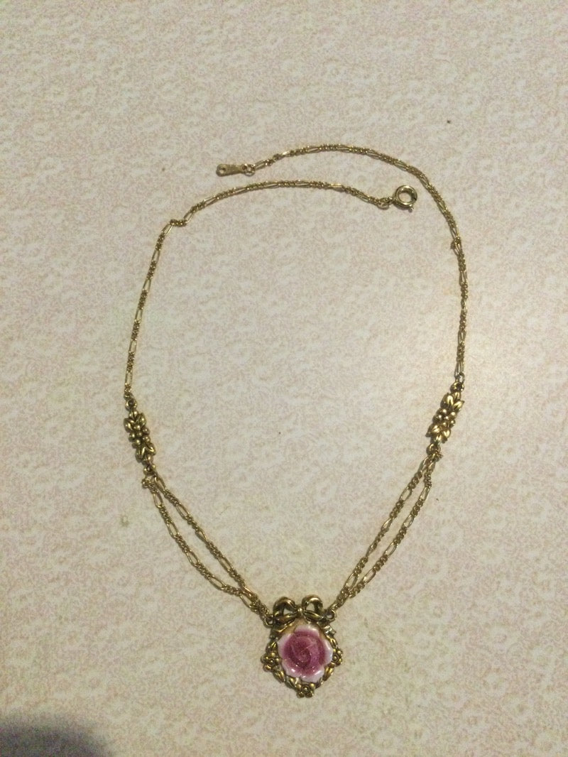 Avon 1992 Victorian Style Rose Necklace