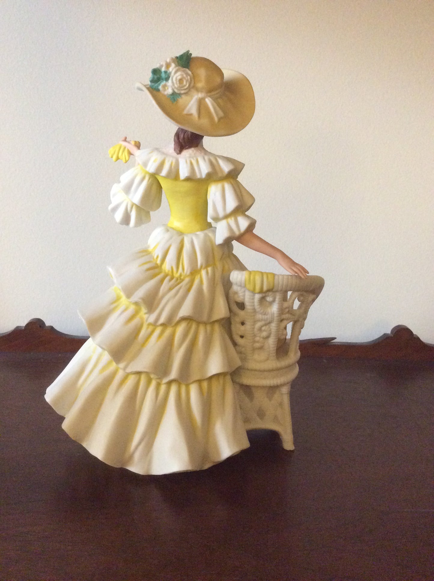 (BA#) 1990 Avon Star Presidents Club Award Porcelain Figurine Miss Albee