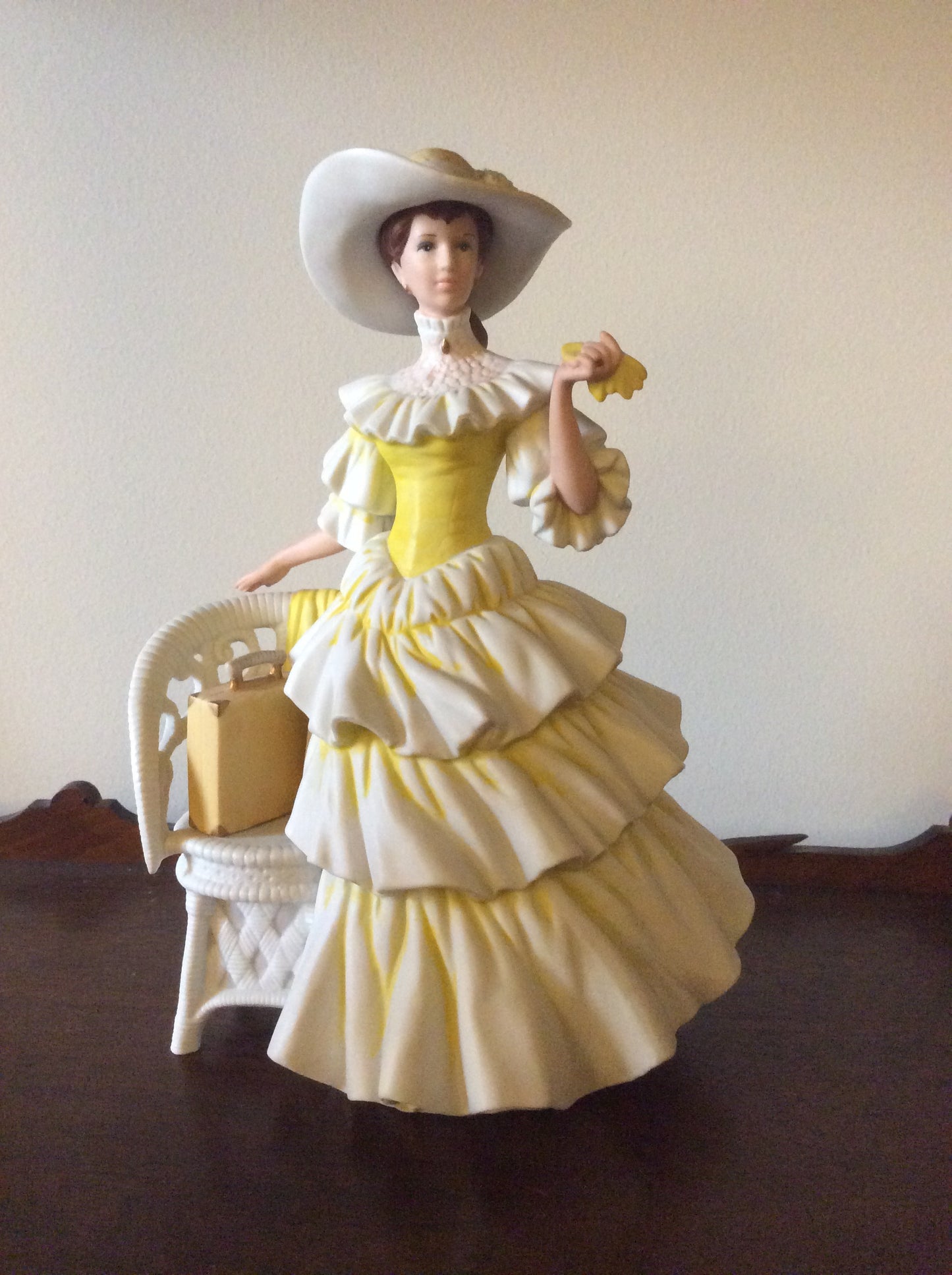 (BA#) 1990 Avon Star Presidents Club Award Porcelain Figurine Miss Albee